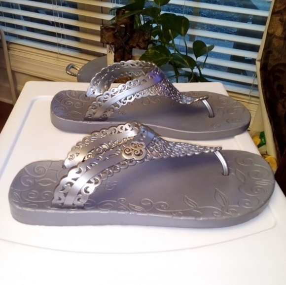 Brighton Silver Scroll Women's 9 Thong Sandals Signature Brighton Charm EUC - Picture 1 of 7